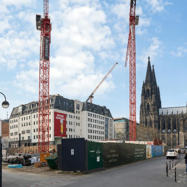 Baustelle von Früh am Dom mit Baukränen und Blick auf den Kölner Dom