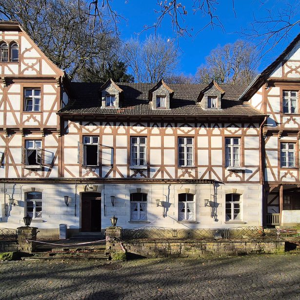Straßenansicht des denkmalgeschützten Felsenkellers mit Fachwerkfassade