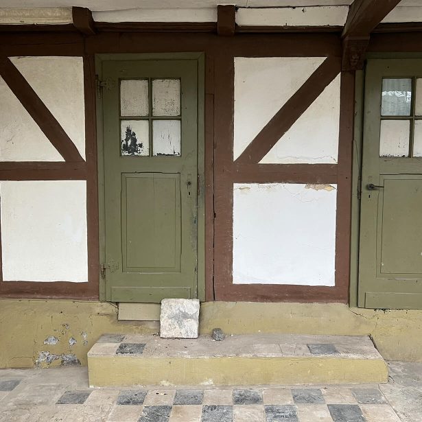 Historische Holztüren und Fachwerkwand im Felsenkeller