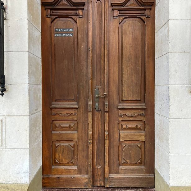 Historische Eingangstür aus Holz am Felsenkeller