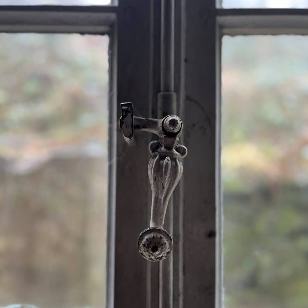 Detail eines historischen Fenstergriffs im Felsenkeller
