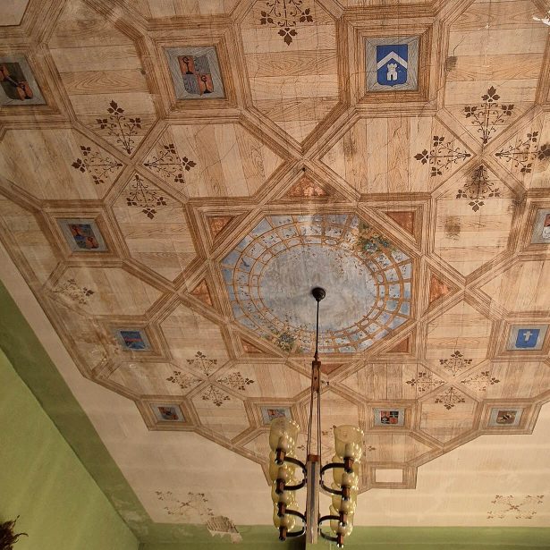 Historische Deckenmalerei mit Wappen und floralen Ornamenten
