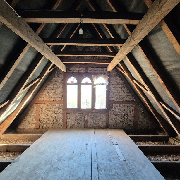Dachraum des Felsenkellers mit sichtbarer Holzkonstruktion