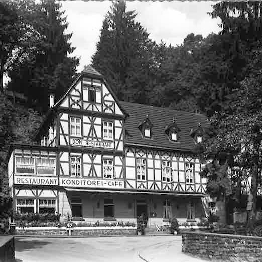 Schwarz-Weiß-Aufnahme des historischen Felsenkellers mit Gastronomiebetrieb