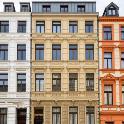 Straßenfassade des denkmalgeschützten Wohnhauses in der Heinsbergstraße
