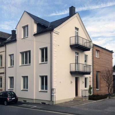 Straßenansicht des sanierten Wohnhauses beim Projekt Bauen im Bestand