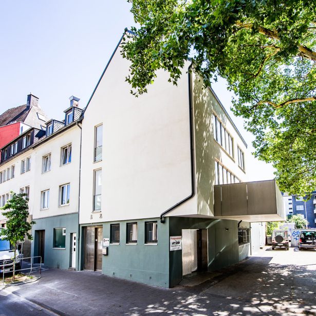 Aufgestocktes Wohngebäude in der Kölner Südstadt nach Schließung der Baulücke