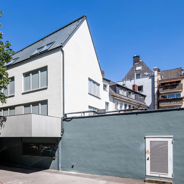 Rückansicht der Aufstockung mit neuem Steildach und moderner Fassade