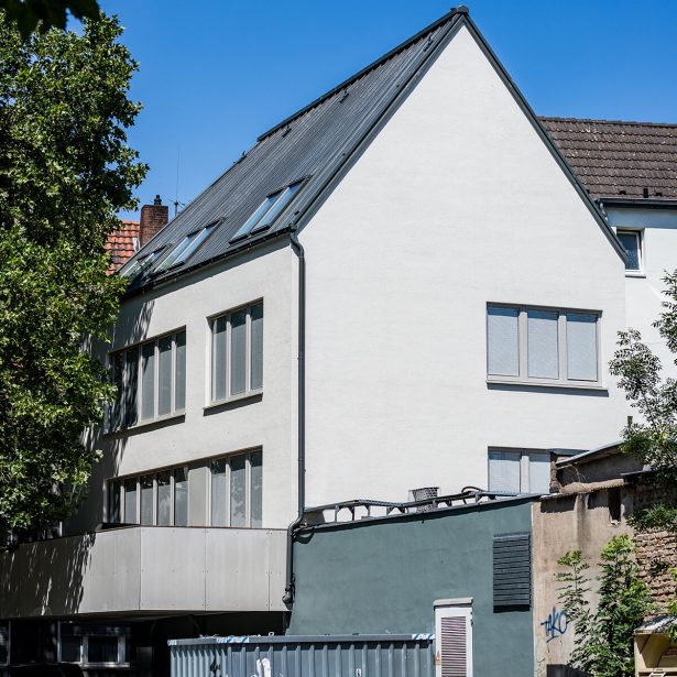 Fertiggestellte Aufstockung in Holz-Rahmenbauweise mit großen Fensterflächen
