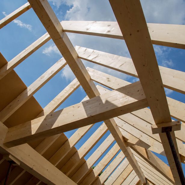 Dachkonstruktion aus Holz während der Aufstockung in der Kölner Südstadt