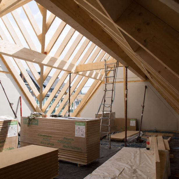 Innenansicht der neuen Holz-Dachkonstruktion während der Bauphase