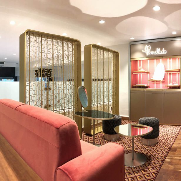 Lounge-Bereich bei Juwelier Gadebusch mit beleuchteter Pomellato-Präsentation
