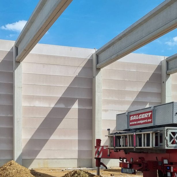 Montage der Betonfertigteile für die neue Produktionshalle von Pasta Sassella