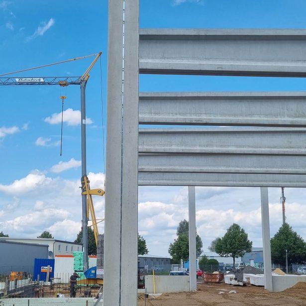 Baustelle der Hallenerweiterung von Pasta Sassella mit Kran und Betonstützen