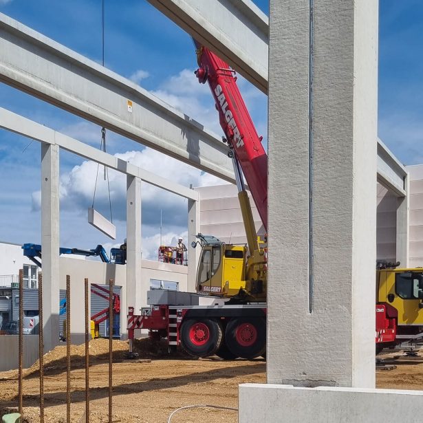 Montage eines Betonfertigteils beim Hallenneubau für Pasta Sassella