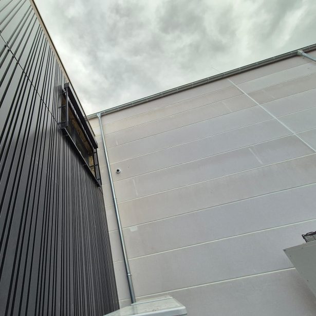 Fassade der neuen Produktionshalle mit angrenzendem Sozialtrakt