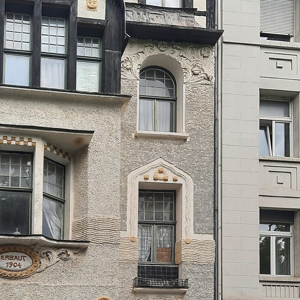 Historische Jugendstilfassade eines Wohnhauses in der Rolandstraße