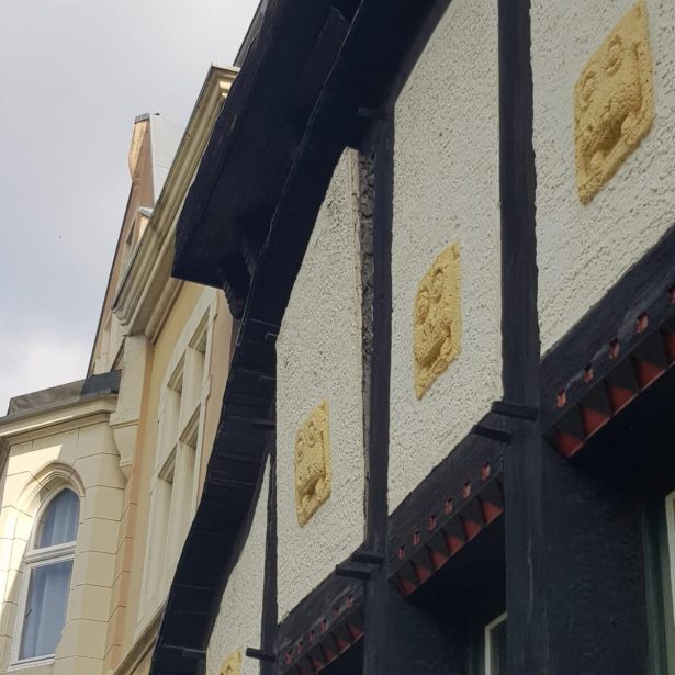 Detail der Fachwerkfassade mit historischen Schmuckelementen