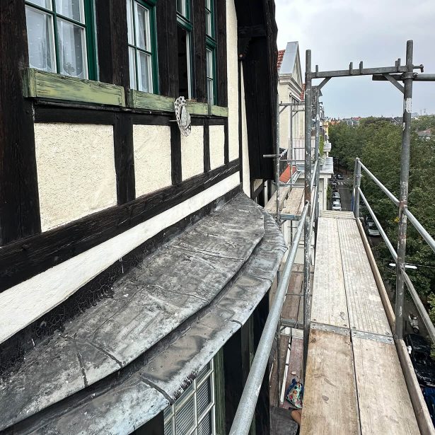 Denkmalgeschützte Fachwerkfassade während der Sanierungsarbeiten