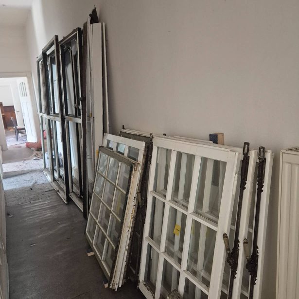 Aufarbeitung alter Holzbalken für die denkmalgerechte Sanierung