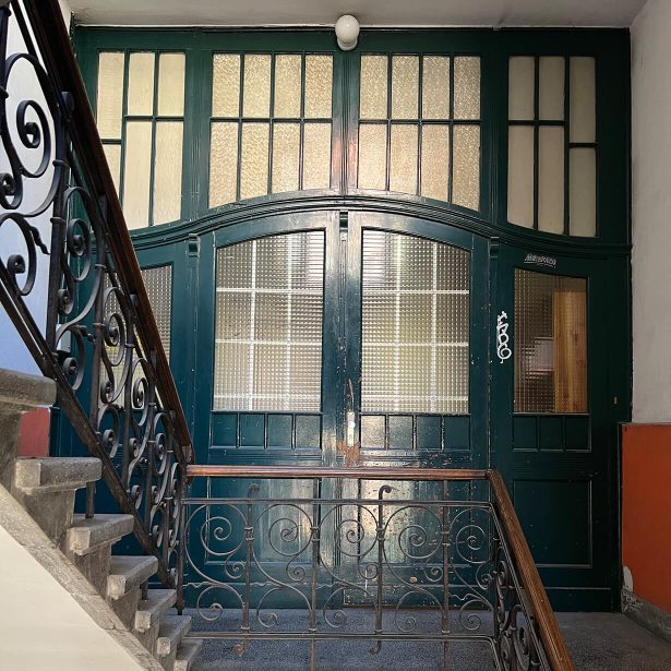 Ausgebaute historische Fenster vor ihrer Restaurierung
