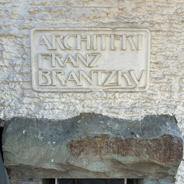 Historisches Metallornament an der Fachwerkfassade
