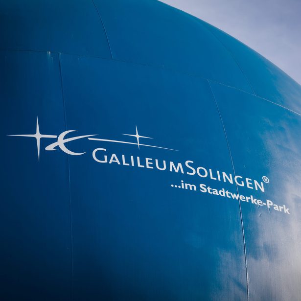 Blaue Außenhülle des Planetariums mit Schriftzug Galileum Solingen