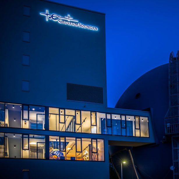 Galileum Solingen bei Nacht mit beleuchtetem Eingangsbereich und Planetarium