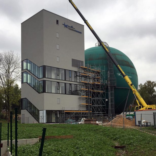 Baustelle des Galileums Solingen mit ehemaligem Kugelgasbehälter und Kran