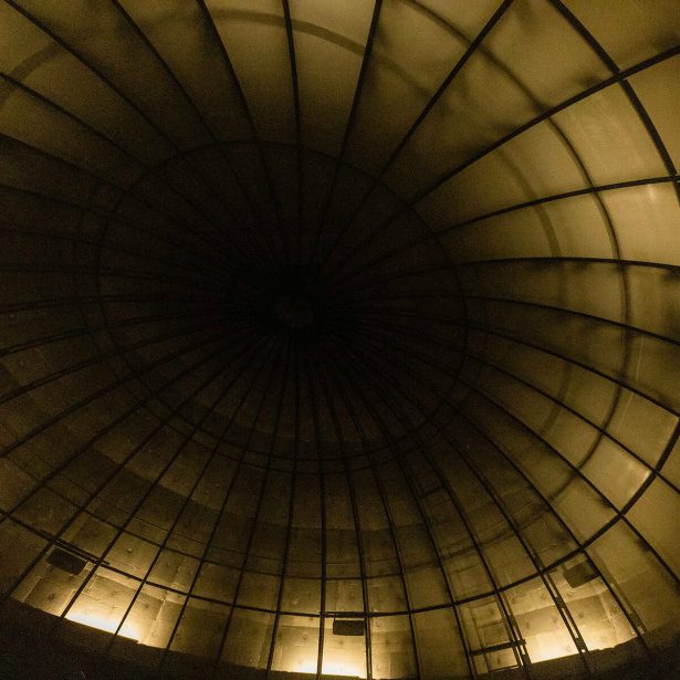 Gewölbte Projektionskuppel im Planetarium des Galileums Solingen