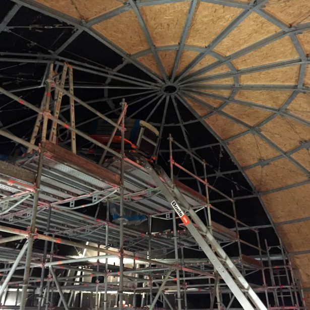 Montage der Kuppelkonstruktion im Planetarium mit Gerüst und Stahltragwerk