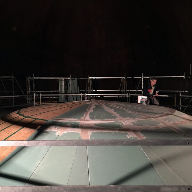 Arbeiten am Innenausbau der Planetariumskuppel im Galileum Solingen