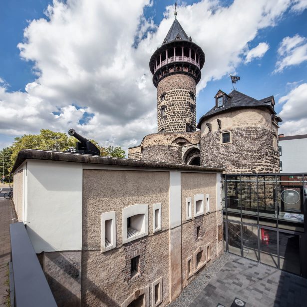 Historische Ülepooz mit Wehrturm und modernem Glasanbau