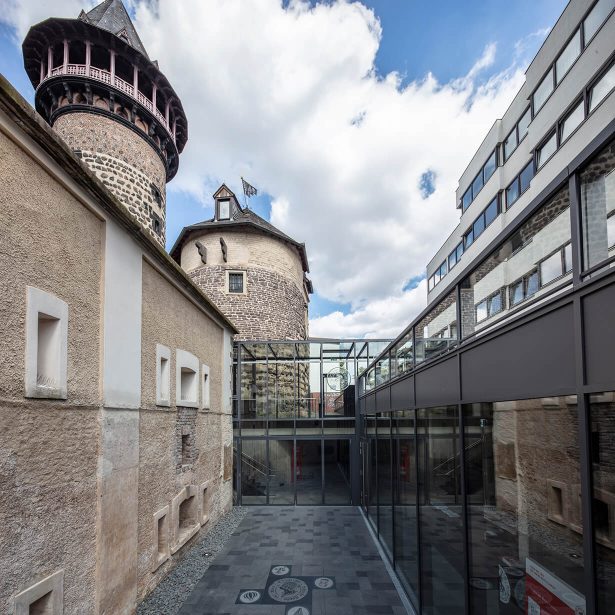 Innenhof zwischen historischem Mauerwerk und modernem Glasbau an der Ülepooz