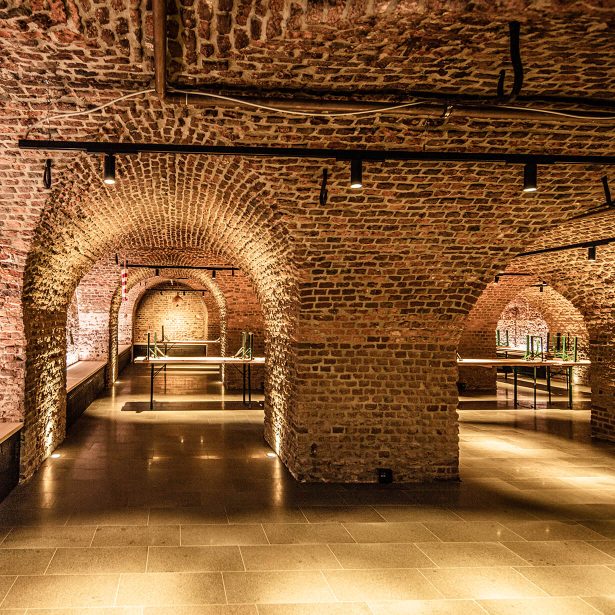 Historisches Gewölbe der Ülepooz mit moderner Beleuchtung