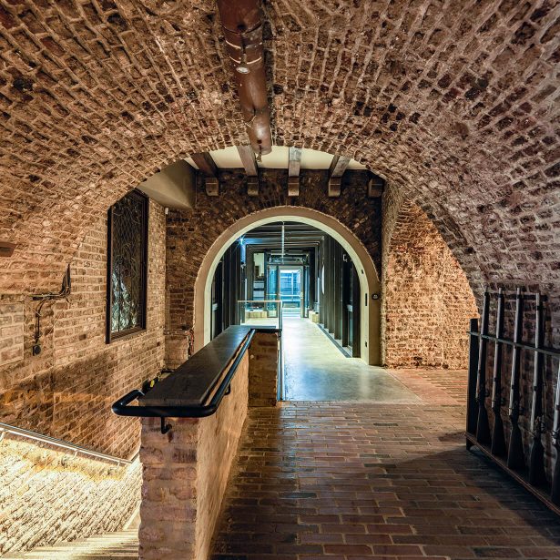 Historischer Gewölbegang mit moderner Erschließung und Ausstellungselementen
