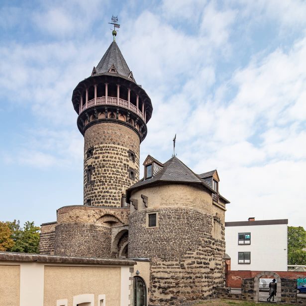 Gesamtansicht der restaurierten Ülepooz mit Wehrturm