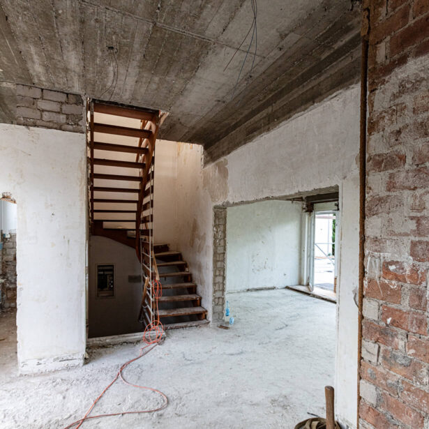 Innenraum während des Umbaus mit Treppe und geöffneten Wanddurchbrüchen
